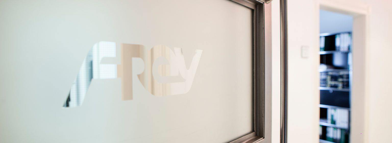 FREY-Schriftzug im Versicherungsbüro